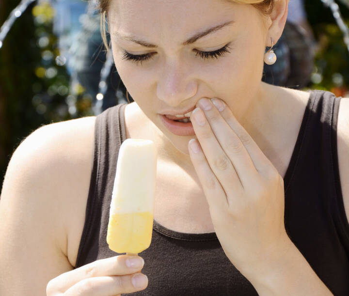 Ból zębów w reakcji na zimne lub ciepłe pokarmy. Jak wyleczyć?